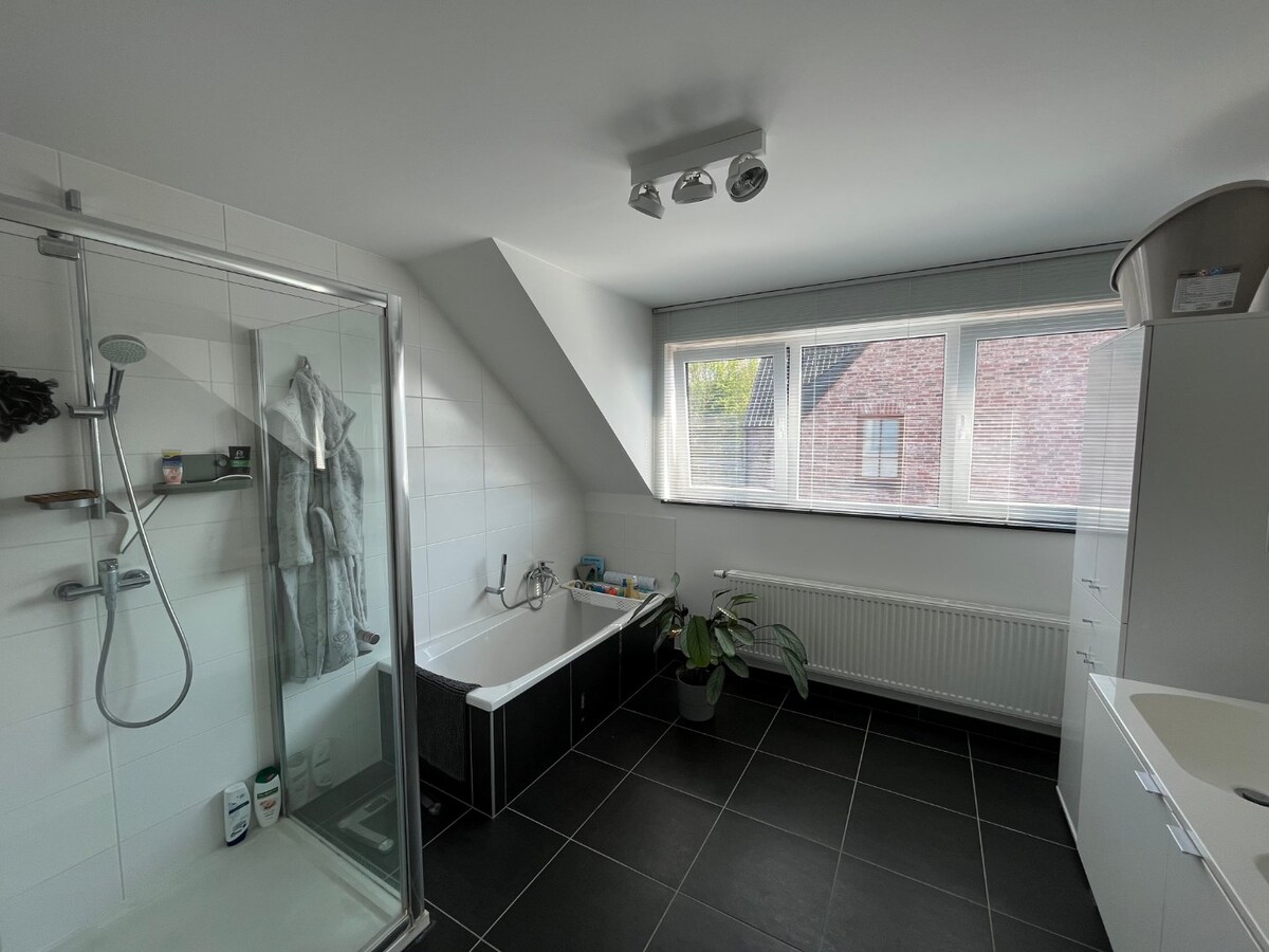 Ruime villa in residentiële wijk te Dikkelvenne 