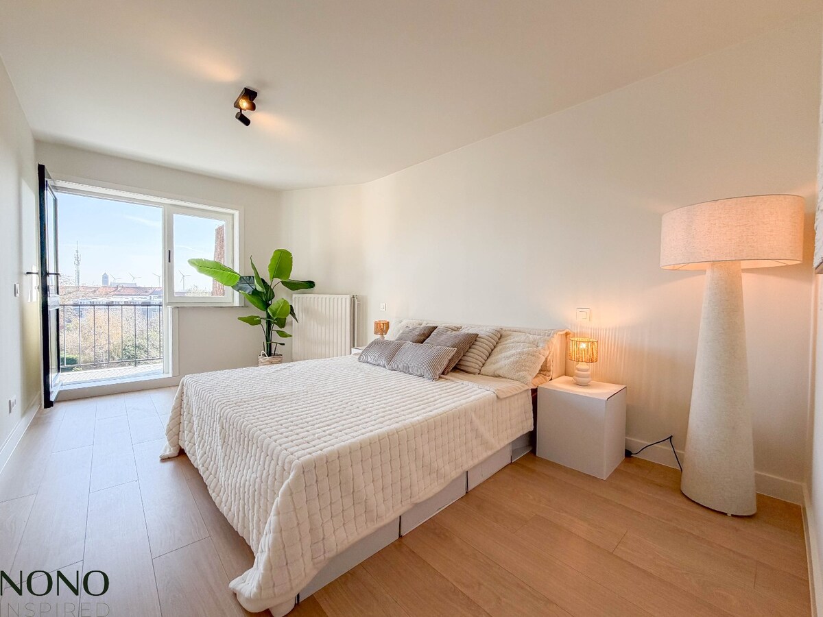 Fantastisch 2-slaapkamer appartement met staanplaats en terras pal in de Doorniksewijk !  *** NONO INSPIRED *** 