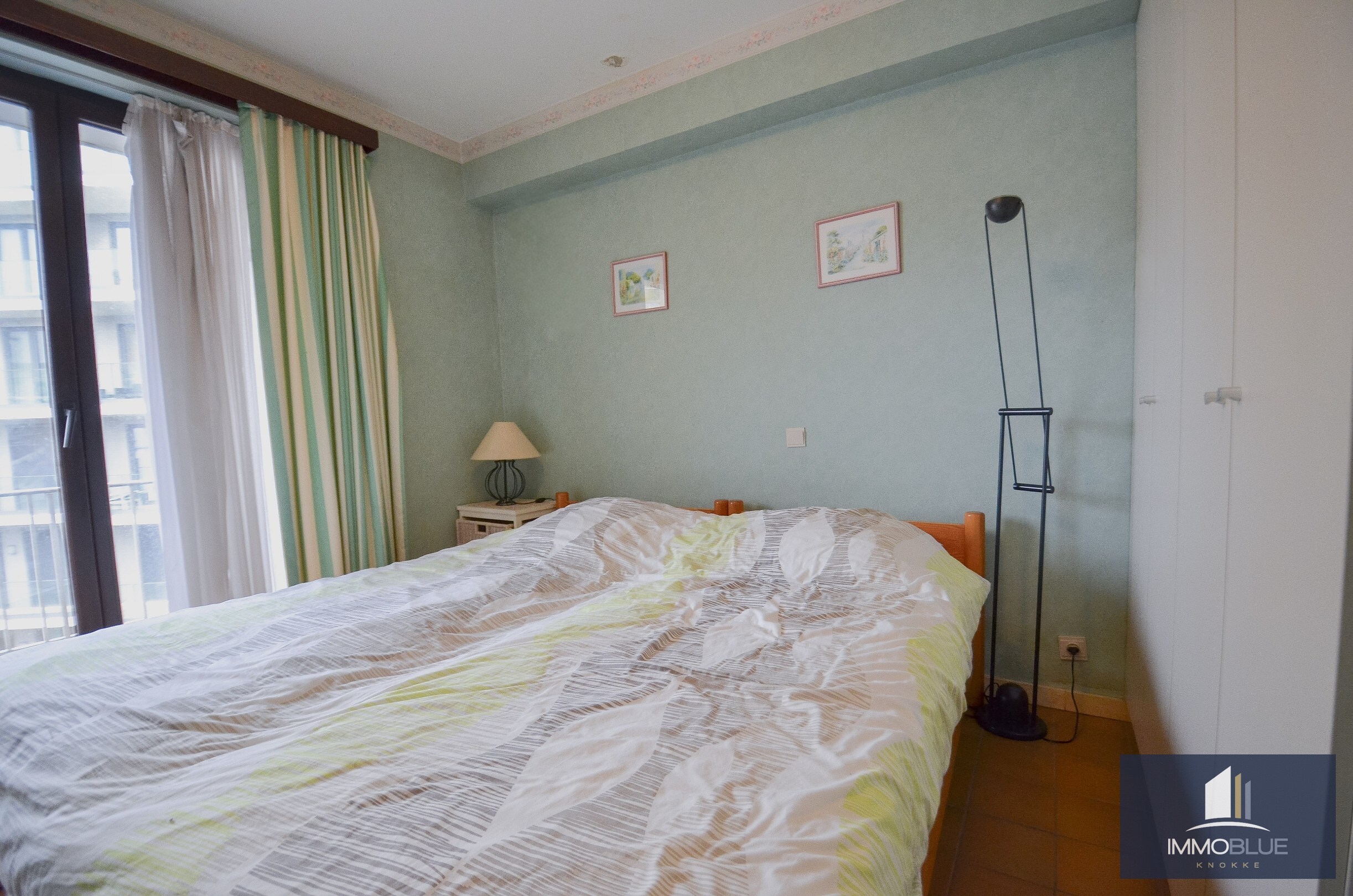 EXCLUSIVITÉ IMMO BLUE : Appartement à rafraîchir, situé à quelques pas de la mer et de l'avenue de la Côte. 