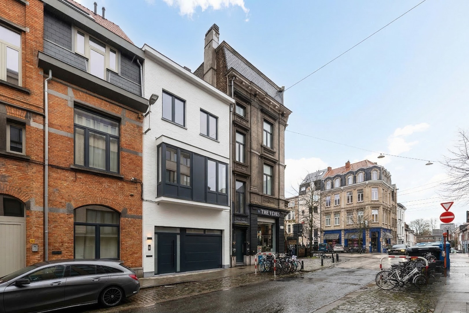 Ruime te renoveren stadswoning met garage en vier slaapkamers in de stationswijk 