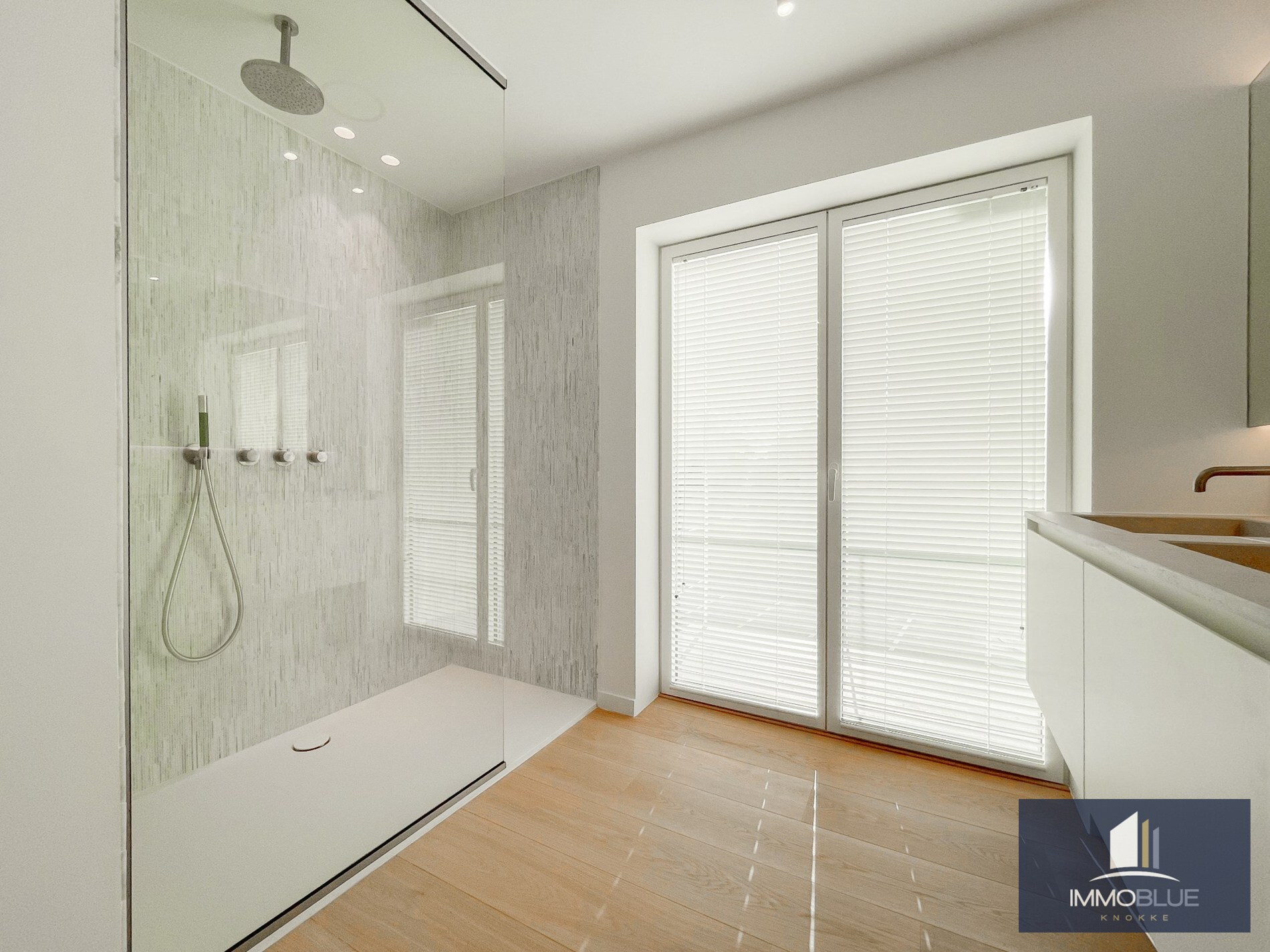 Exclusieve villa: Uitzonderlijk volledig gerenoveerde villa met frontaal zeezicht. 