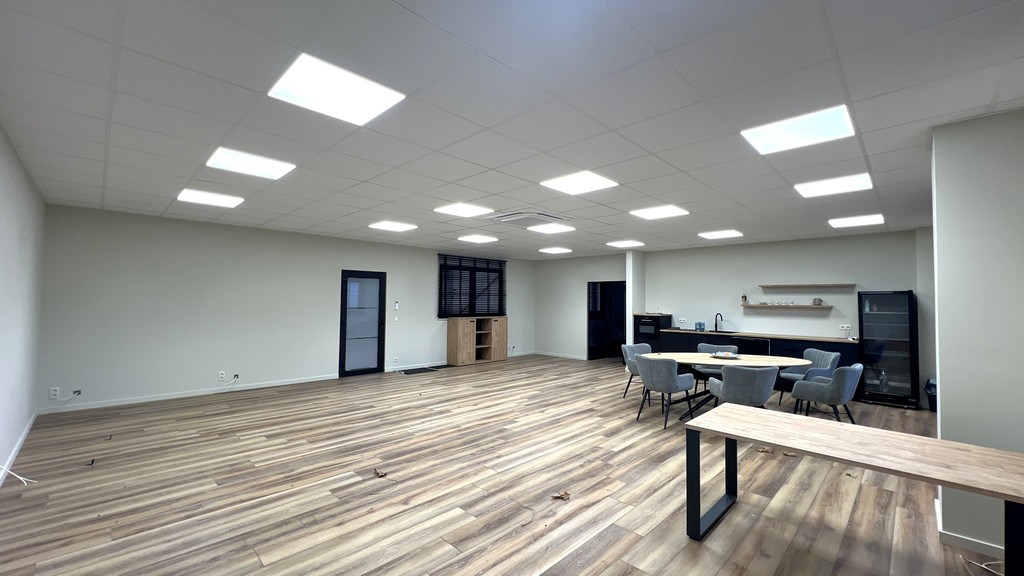 Loods met kantoor te huur in Europark-Noord te Sint-Niklaas