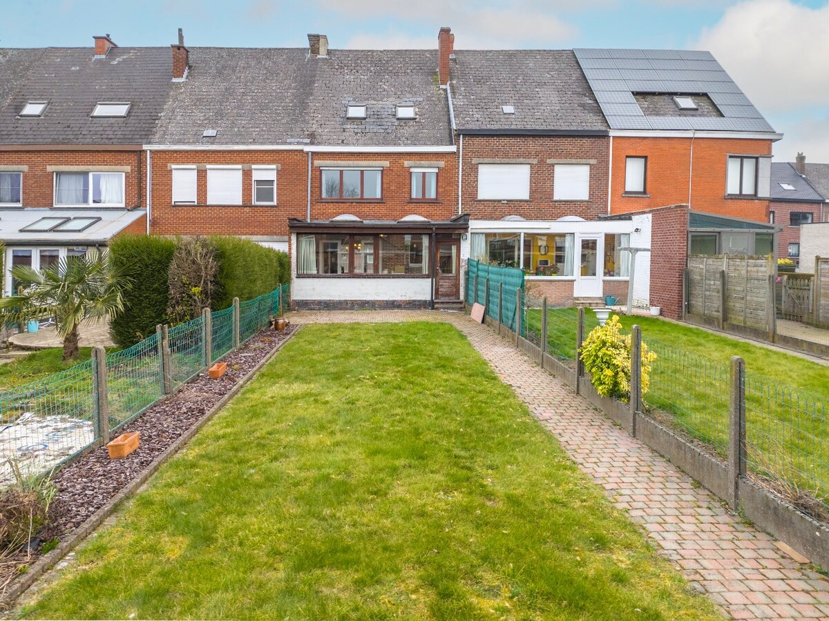 Op te frissen (gezins)woning met garage en tuin te Bevegem 