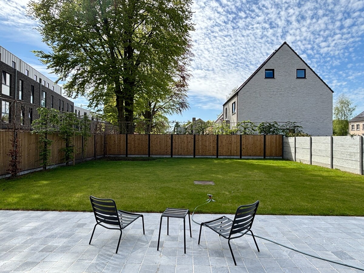 Nieuwbouwwoning met West-tuin in het centrum van Schilde 