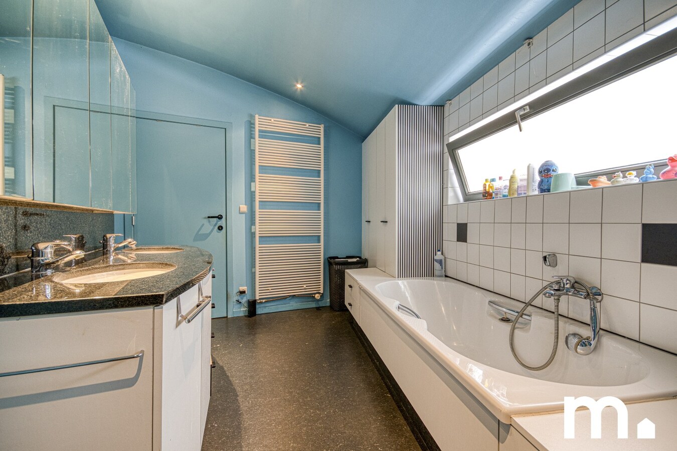 Karaktervolle architectenwoning met tuin en oprit te Kortrijk ! TOPligging ! 