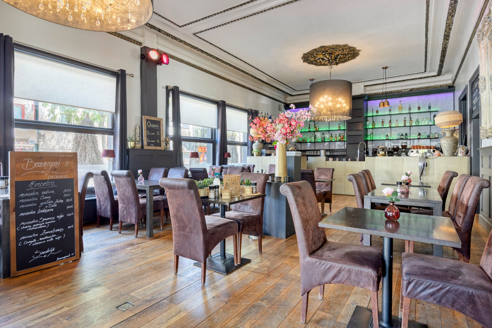 Handelshuis met horecazaak, 2 appartementen en luxueuze loft op toplocatie in Leopoldsburg 