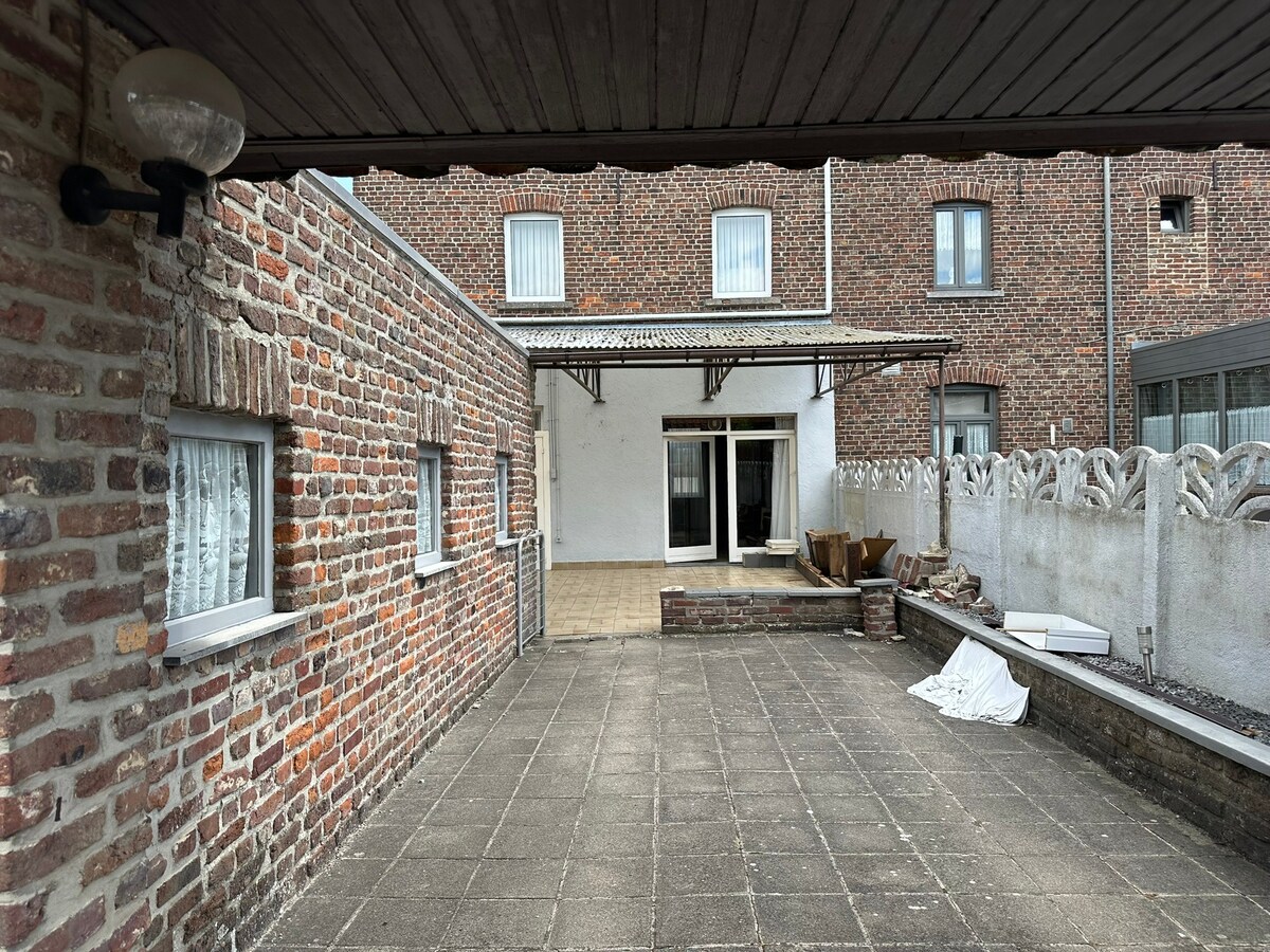 Charmant Leut : te renoveren woning met 3 slaapkamers, terras, tuin, garage, berging. 