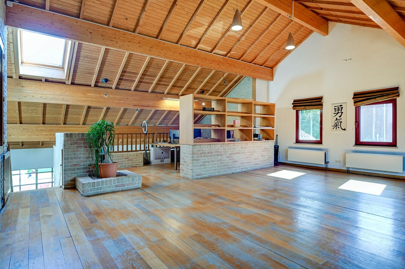 Uitzonderlijk kantoorgebouw met woonst 