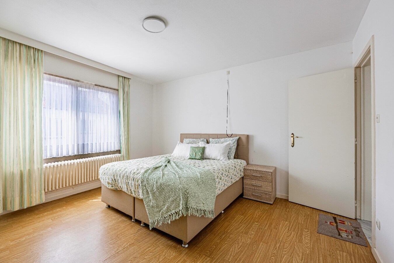 Instapklare, lichtrijke bel-etage woning met ruime garage en terras op centrale ligging 