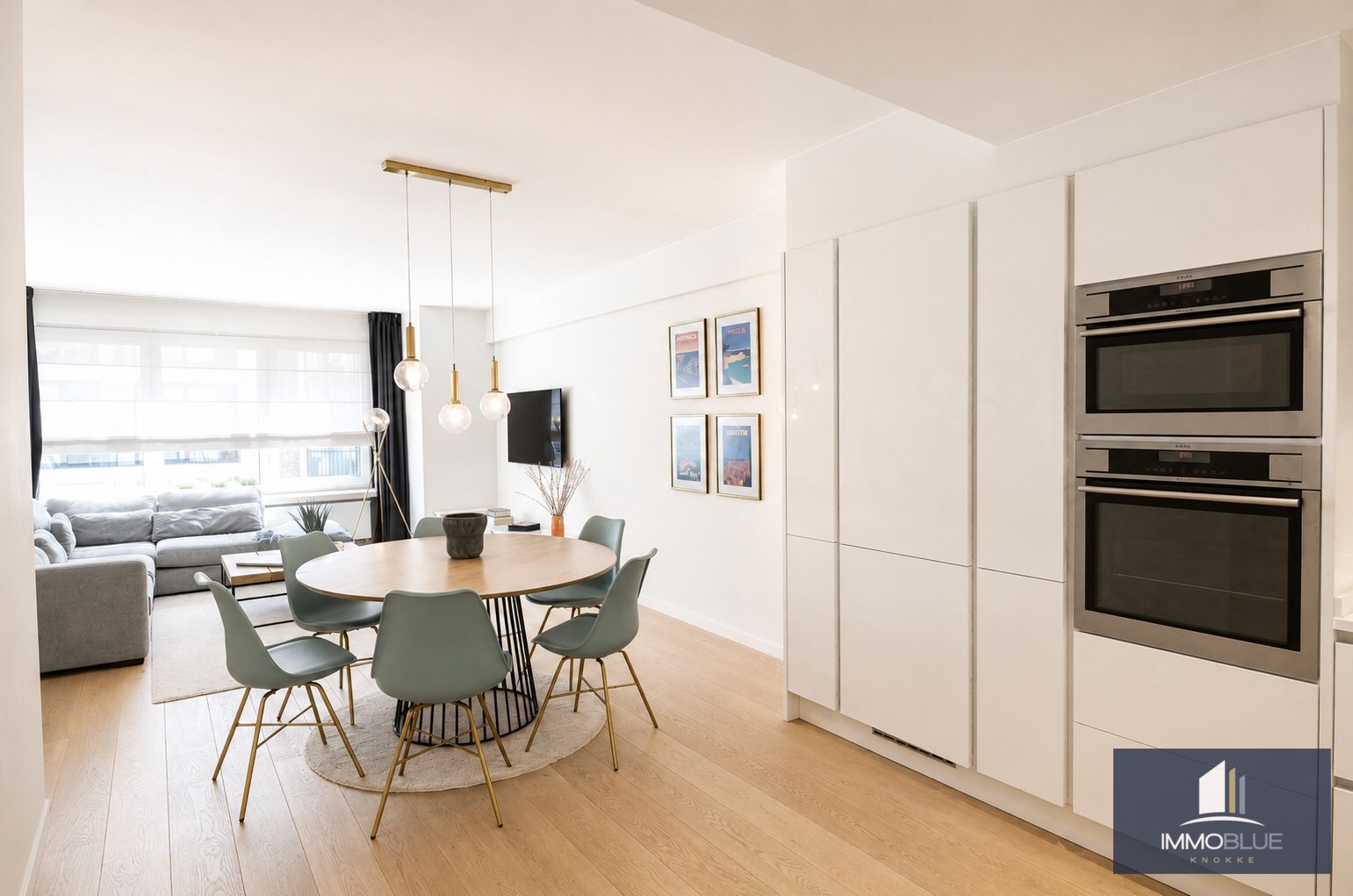Appartement prêt à emménager avec deux chambres à coucher de belle superficie, idéalement situé au centre. 