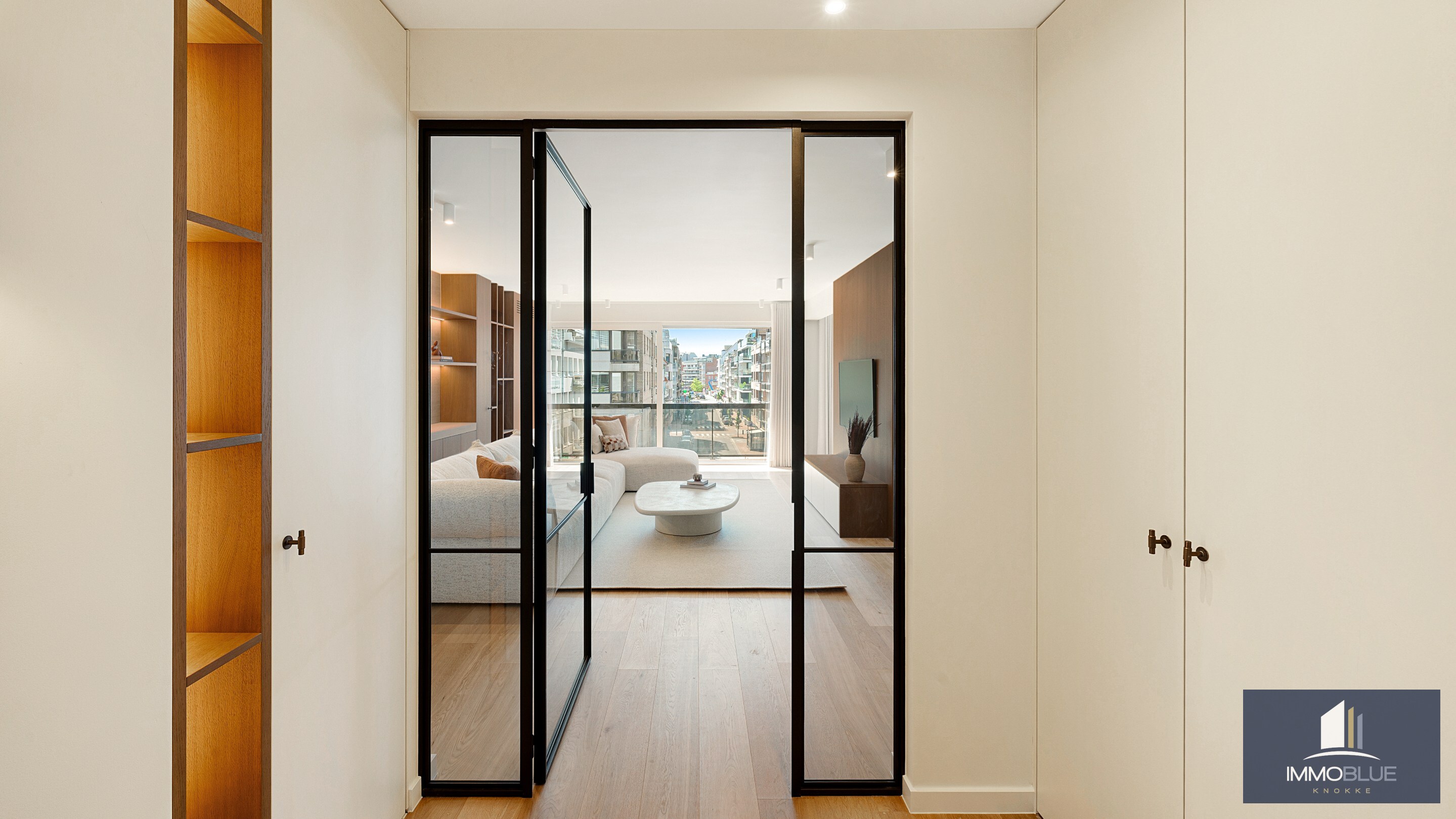 Uitzonderlijk hoekappartement, gelegen in de Zoutelaan, met een gevelbreedte van ca. 16 meter en biedt een open uitzicht op de Lippenslaan. 