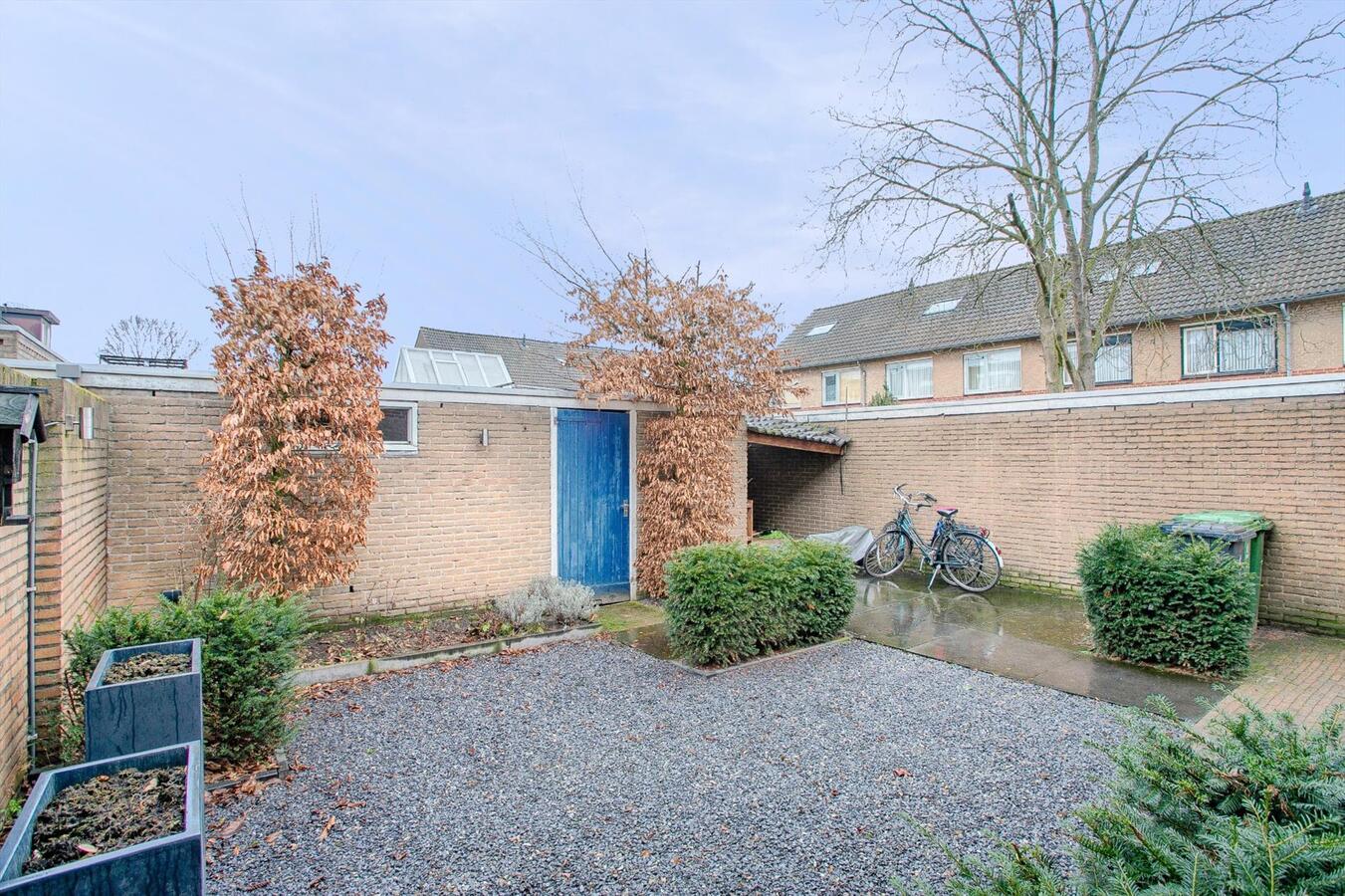 Halfvrijstaande woning met berging en vrije achterom gelegen in een rustige wijk in Bladel. 