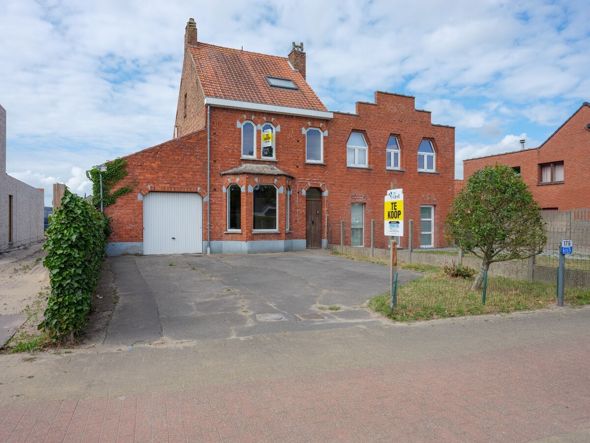 Half-open op te frissen woning met 3 slaapkamers te Gistel 