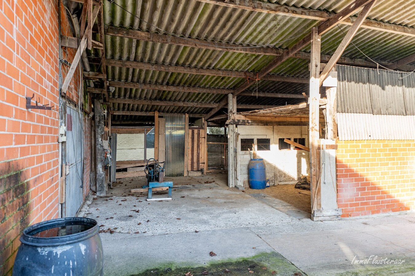 Renovatable farmhouse with stables and pastures on approximately 7 hectares in Hechtel-Eksel. 