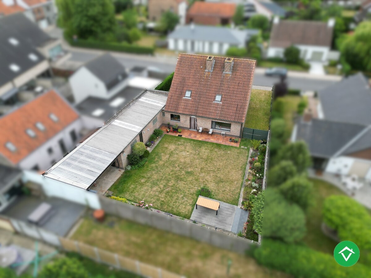 Alleenstaande woning met 5 slaapkamers, tuin en garage/loods te Roeselare 