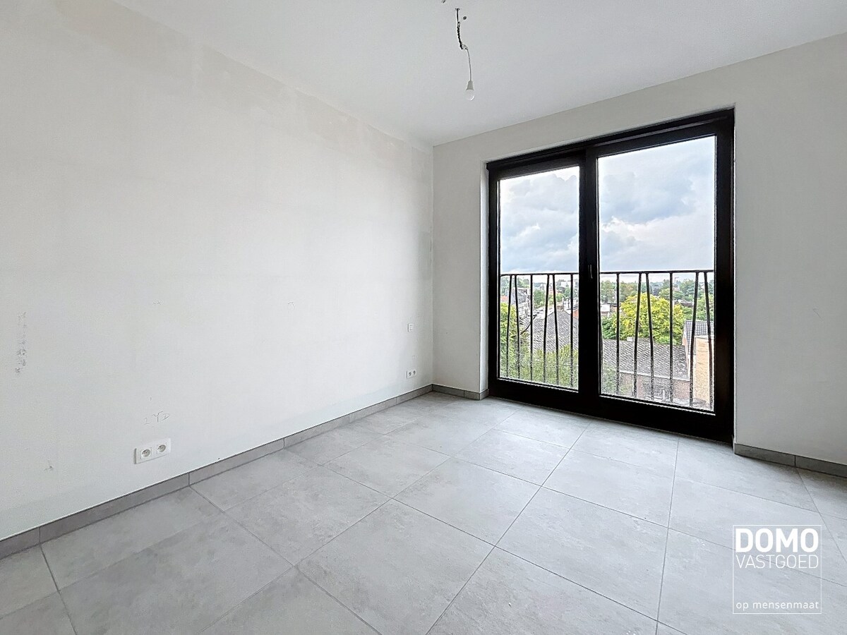 VOLLEDIG AFGEWERKT NIEUWBOUWAPPARTEMENT MET 1 SLAAPKAMER, TERRAS EN ONDERGRONDSE AUTOSTANDPLAATS IN RESIDENTIE "DE KWINT" TE ZONHOVEN 