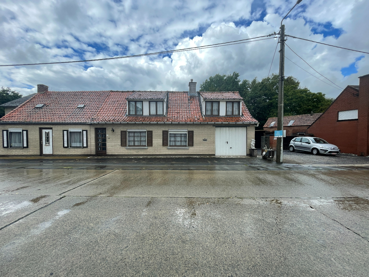 2 ruime grondig te renoveren/af te breken woningen met een gezamelijke grondoppervlakte van 912 m² 