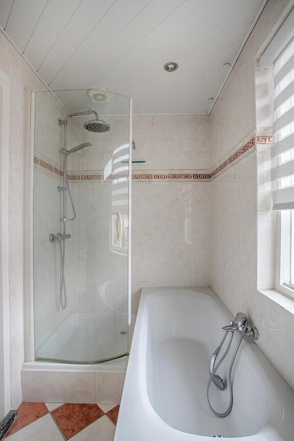 Halfvrijstaande woning met berging en vrije achterom gelegen in een rustige wijk in Bladel. 