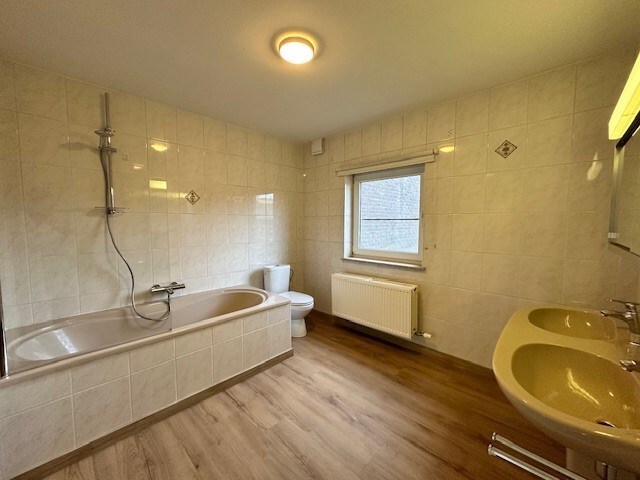 Een nette, comfortabele  gezinswoning met 3 slaapkamers, garage en tuin. 