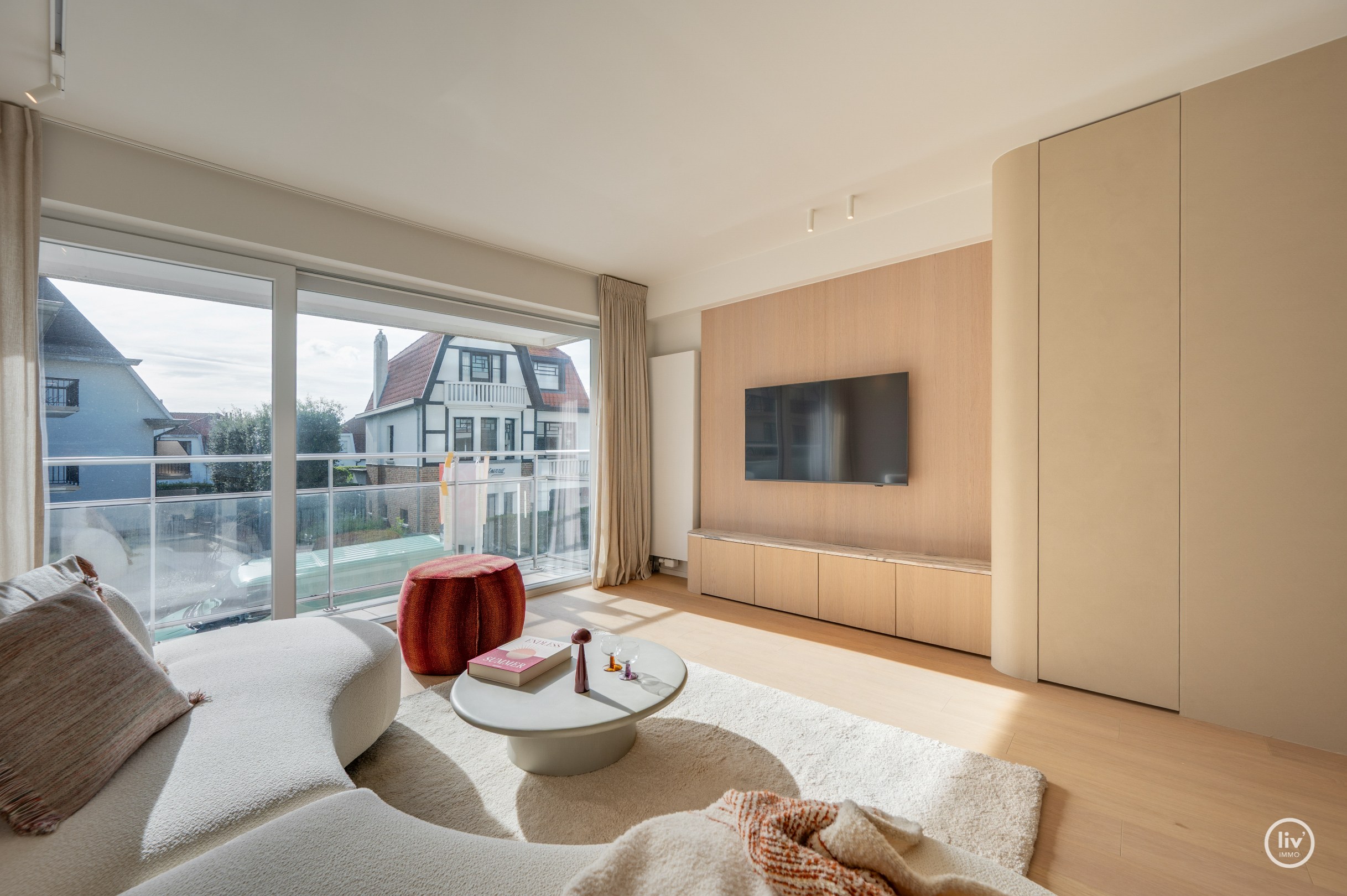 Prachtig gerenoveerd 3 slaapkamerappartement met open zichten gelegen op de Jozef Nellenslaan te Knokke. 