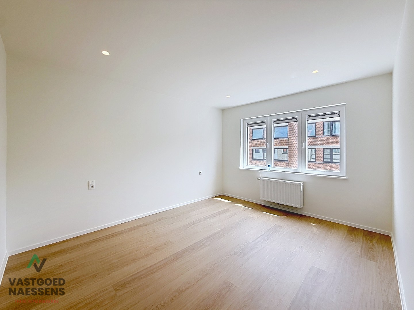 VOLLEDIG GERENOVEERDE 5 SLPK WONING – 2 BADKAMERS – ZONNIGE ZW-TUIN 