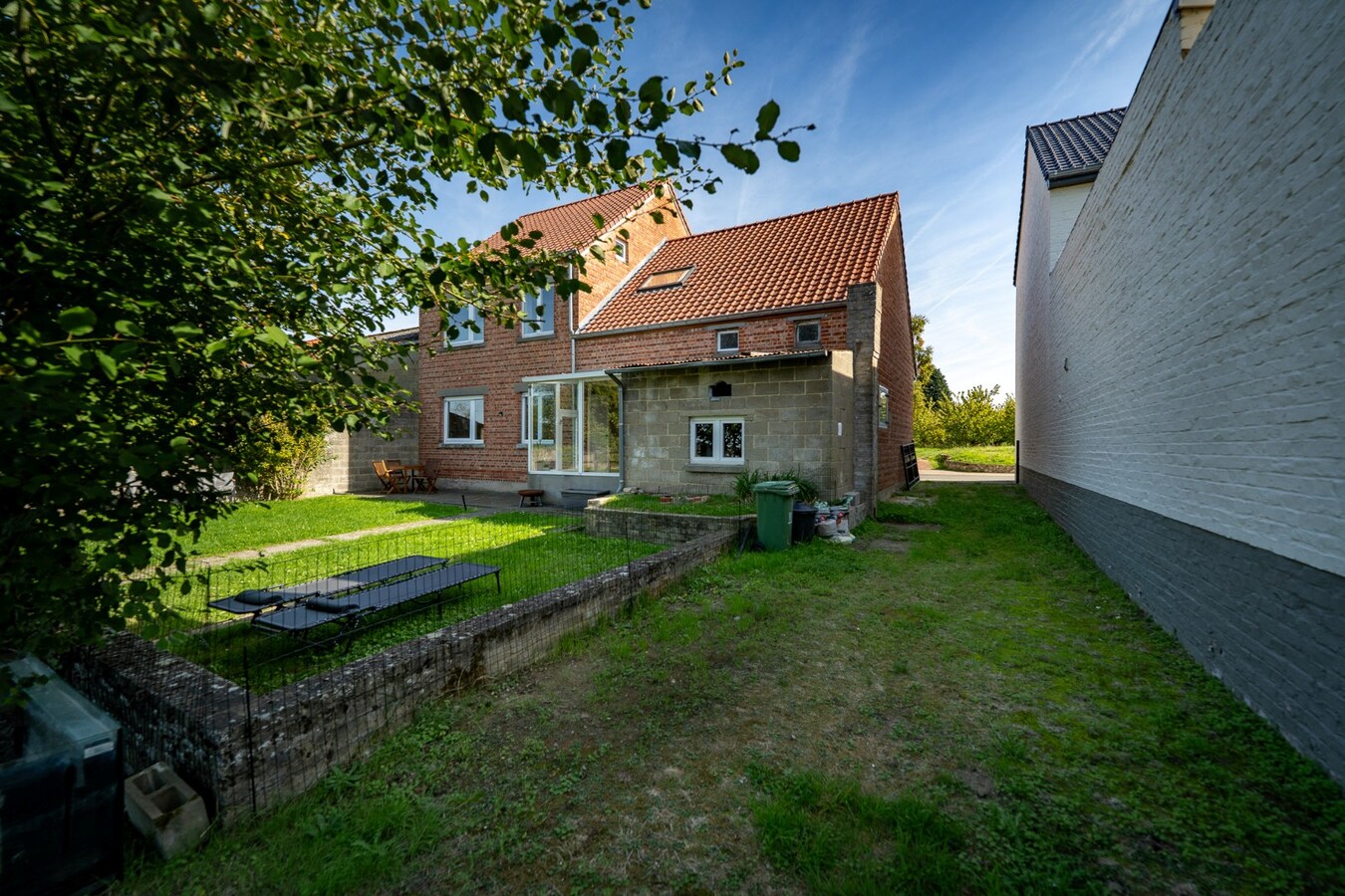 Renovated property with drained track and pasture on approximately 16 ares in Mielen-boven-Aalst. 