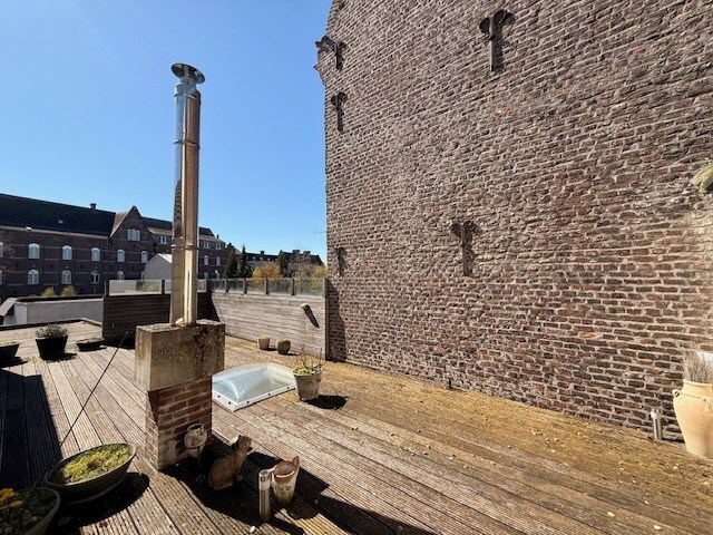 Duplex appartement met 2 slaapkamers en dakterras in het centrum van Maaseik. 