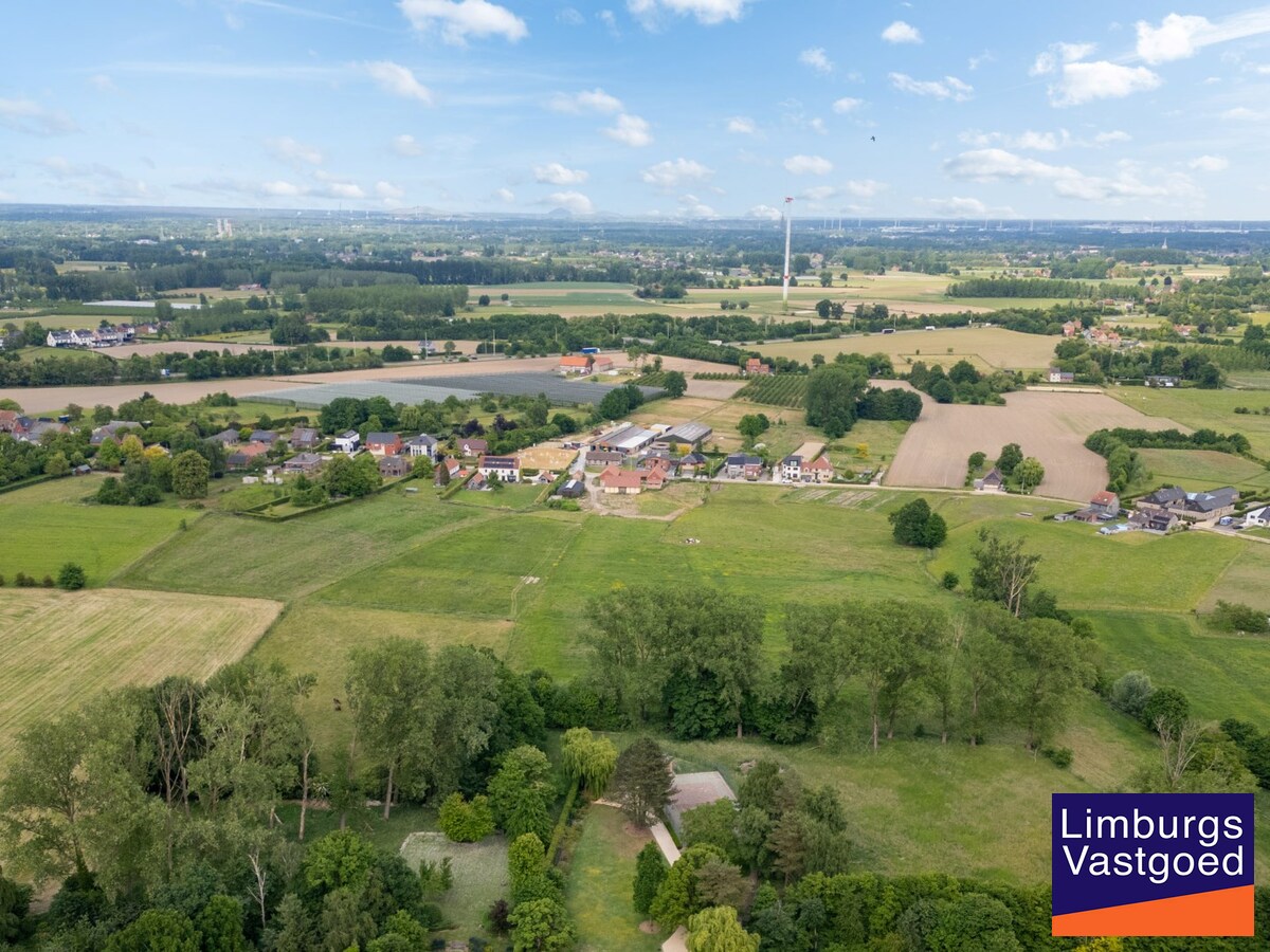 UNIEKE VIERKANTSHOEVE met paardenstallen op 7,34 hectare met vergunning voor zwembad en poolhouse 
