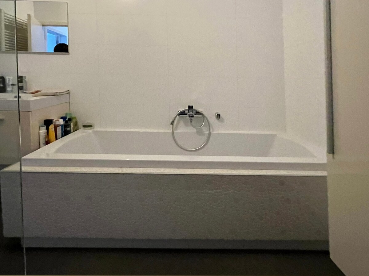 Gerieflijk appartement met 2 slaapkamers in Maasmechelen, gerenoveerd in 2012, EPC B 