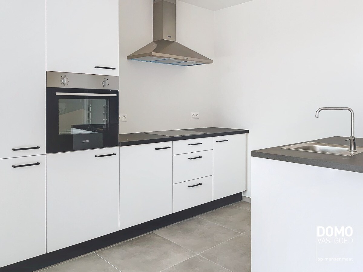 NIEUWBOUWAPPARTEMENT MET 2 SLAAPKAMERS, RUIM TERRAS, ONDERGRONDSE AUTOSTANDPLAATS EN KELDERBERGING AANWEZIG IN MAASMECHELEN 