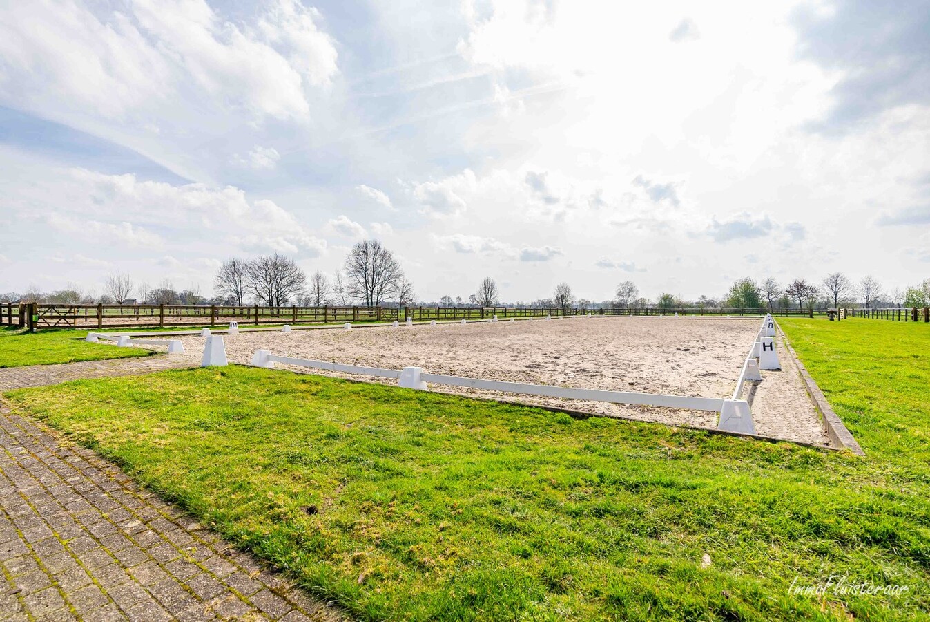 Exclusief landhuis met hippische accommodatie en binnenpiste op ca. 1,8 ha in Wuustwezel (Mogelijkheid tot aankoop van ca. 6 ha aangrenzend weiland) 