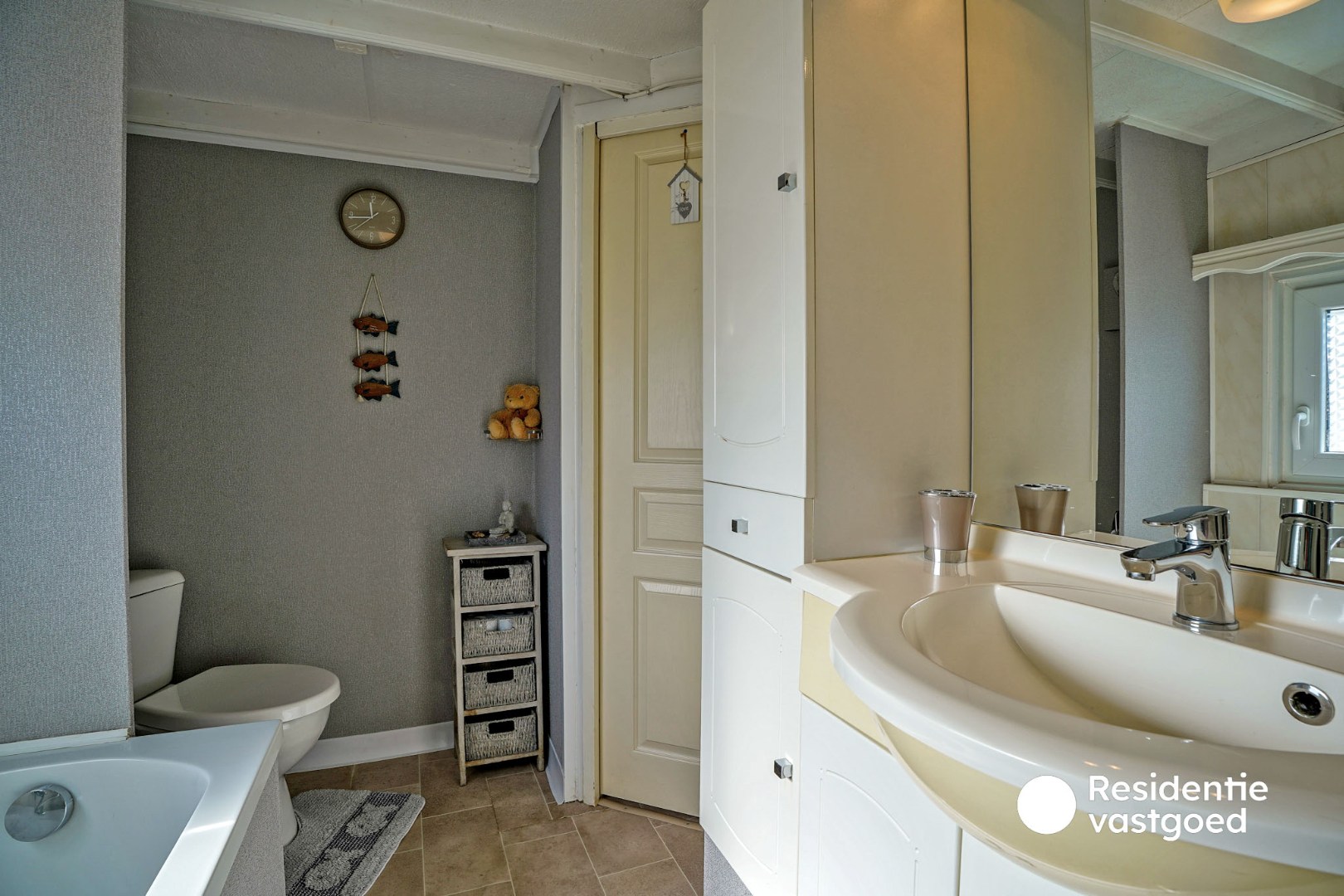 Goed verzorgde stacaravan op 900m van zee in Domein Polderpark te Nieuwpoort, op een stuk privé grond van 128m². 