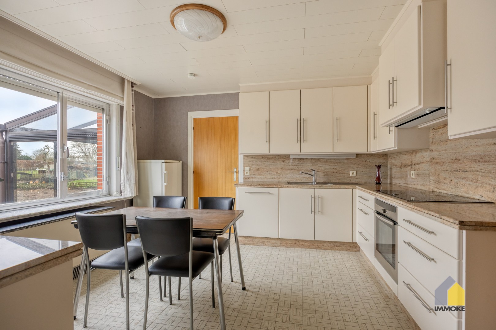 Neeroeteren: Op te frissen, vrijstaande woning op 8 a 26 ca met 5 slpks. 