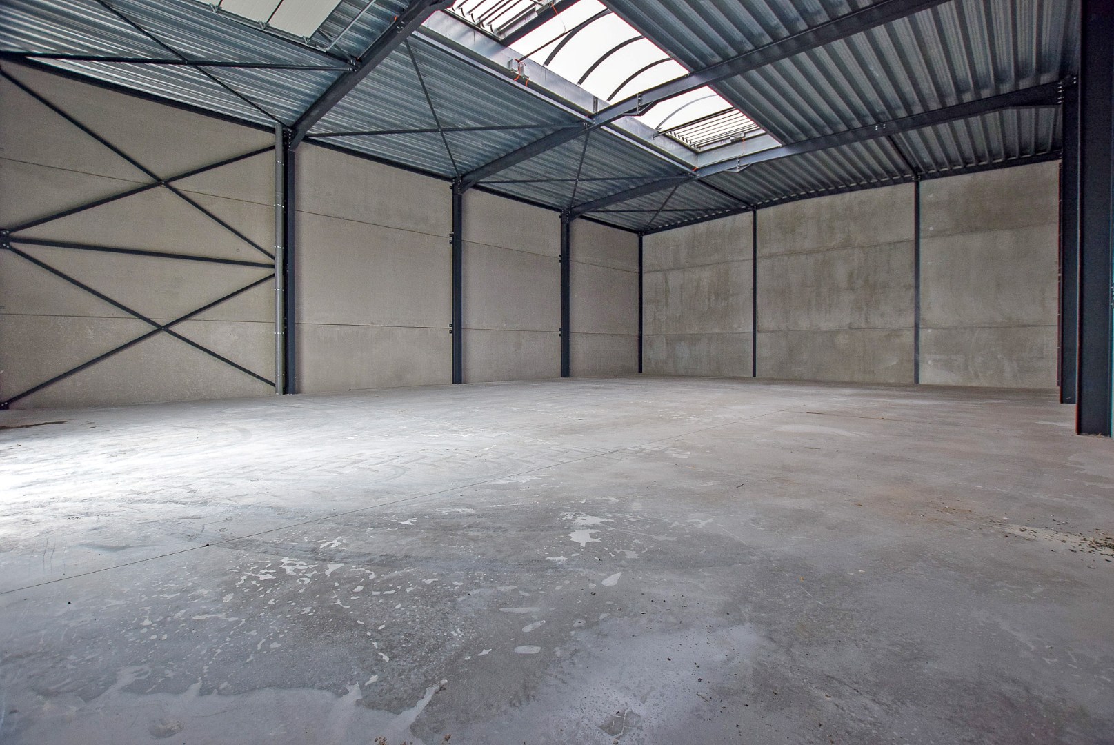 Geïsoleerde nieuwbouwloods 9G (loods 2) (290m²) te huur op een industrie- ambachtzone te Vleteren 