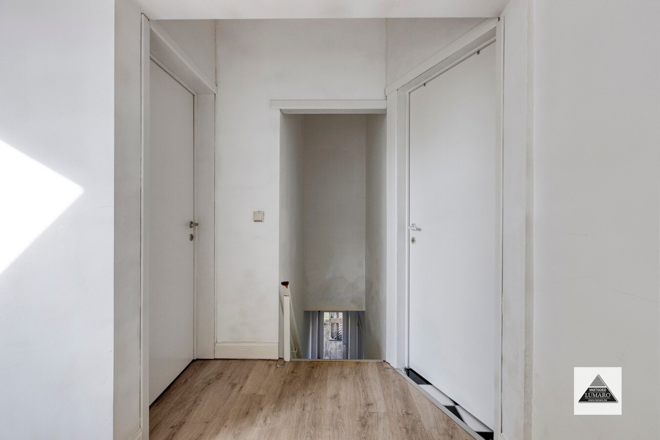 Vernieuwd duplex app. met 3 slaapkamers, terras, parking 