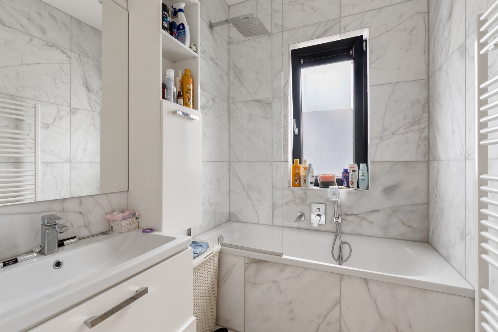 Magnifique appartement de 2 chambres avec terrasse ensoleillée à proximité du centre. 