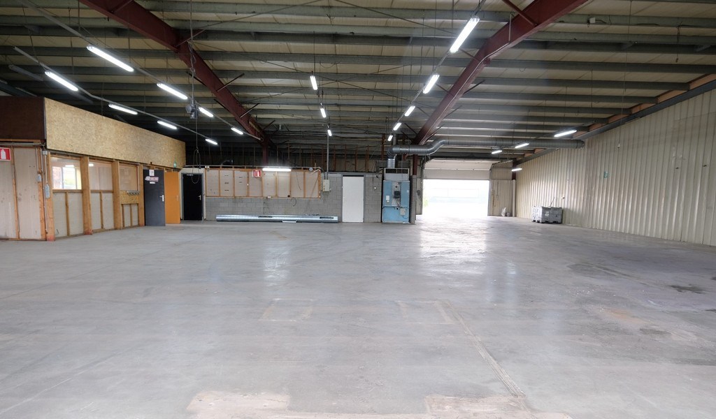 Bedrijfspand te huur in bedrijvenzone vlakbij E17 in Eke