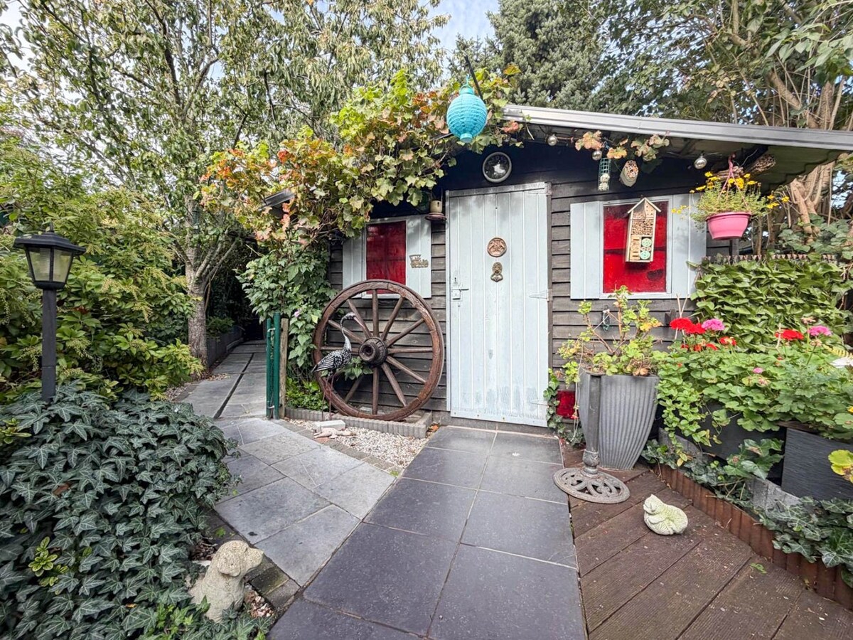 Knusse woning met ruime tuin en uitweg en mogelijkheid tot aankoop van een garage. 