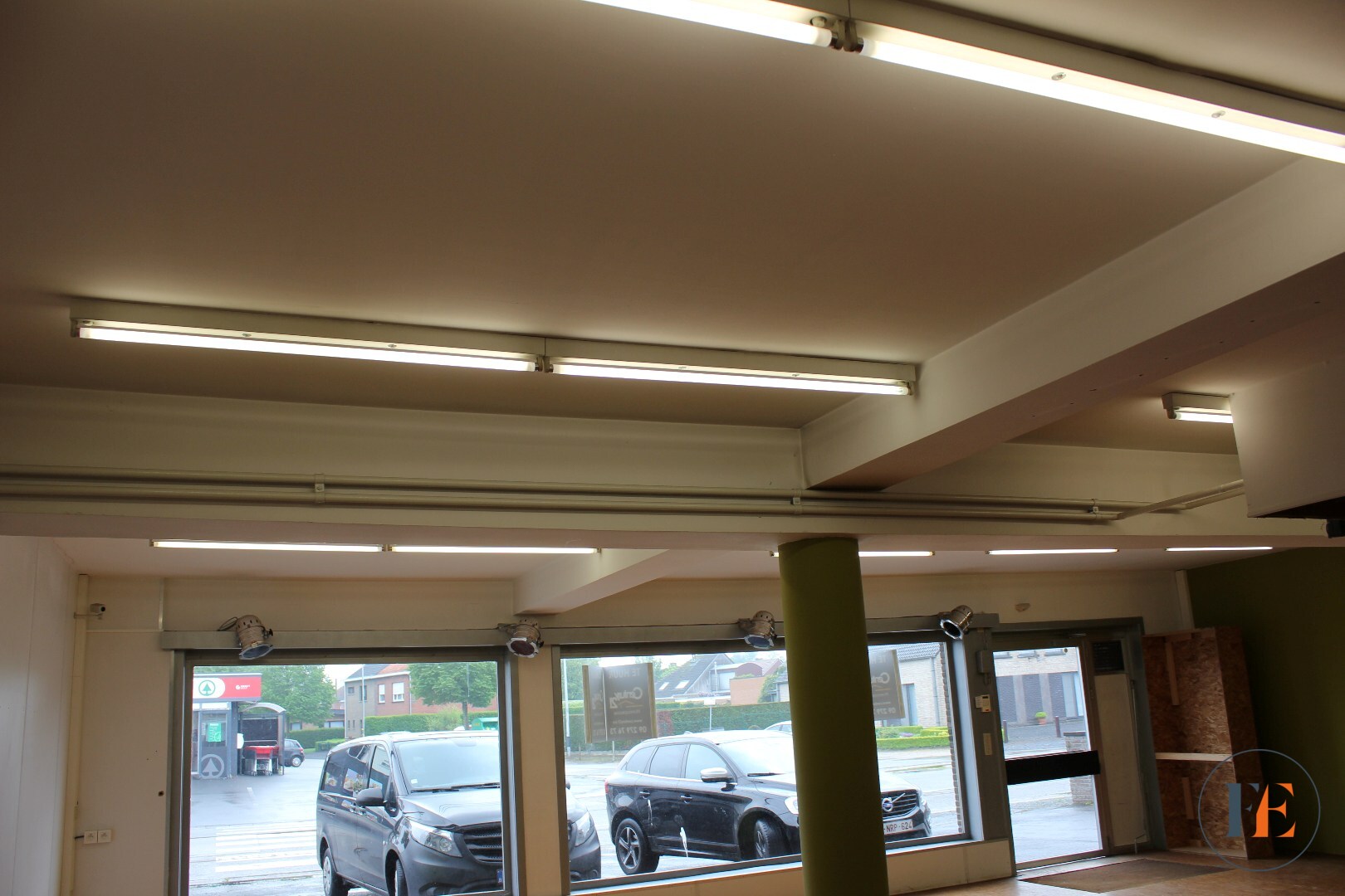 Handelspand (235m²) met parking en garage 