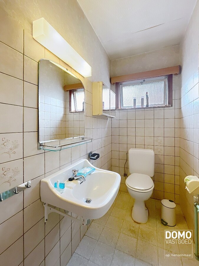 TE RENOVEREN WONING MET GARAGE, 3 SLAAPKAMERS EN GEZELLIGE TUIN OP EEN PERCEEL VAN 8A14CA 