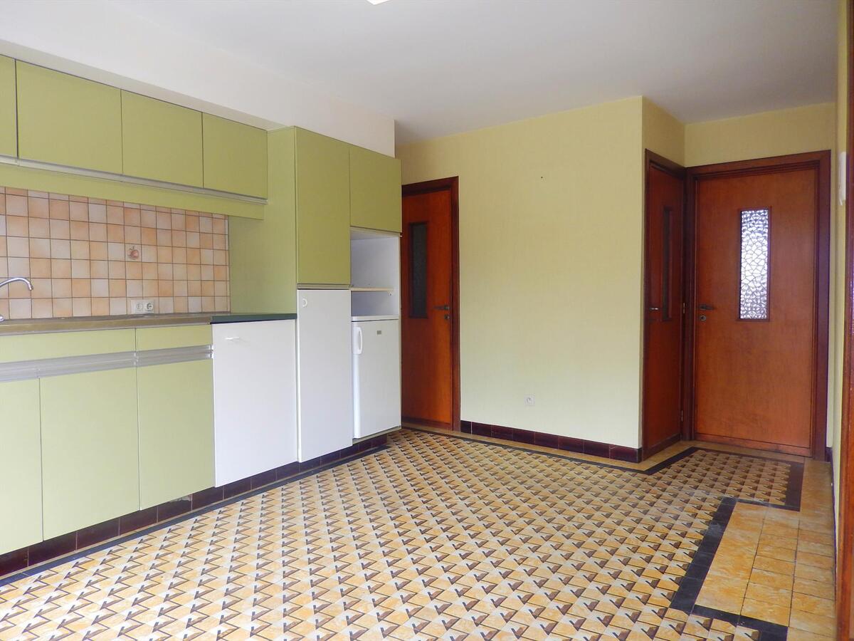 Rijwoning met zonnige tuin en garage 