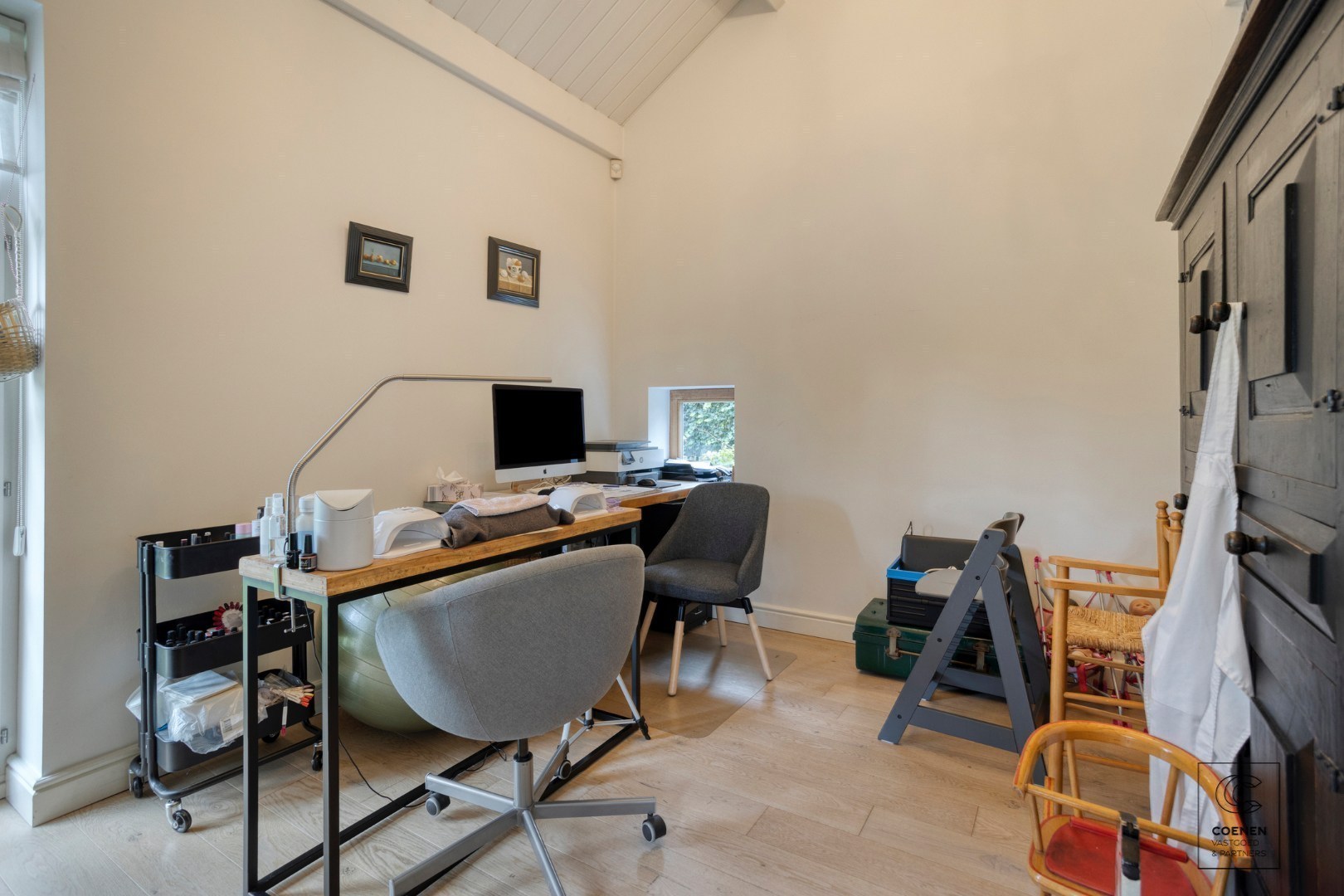 Prachtige woning met een bew. opp. van 302 m², 6 slpk, 3 bk en prachtige tuin met zwembad 