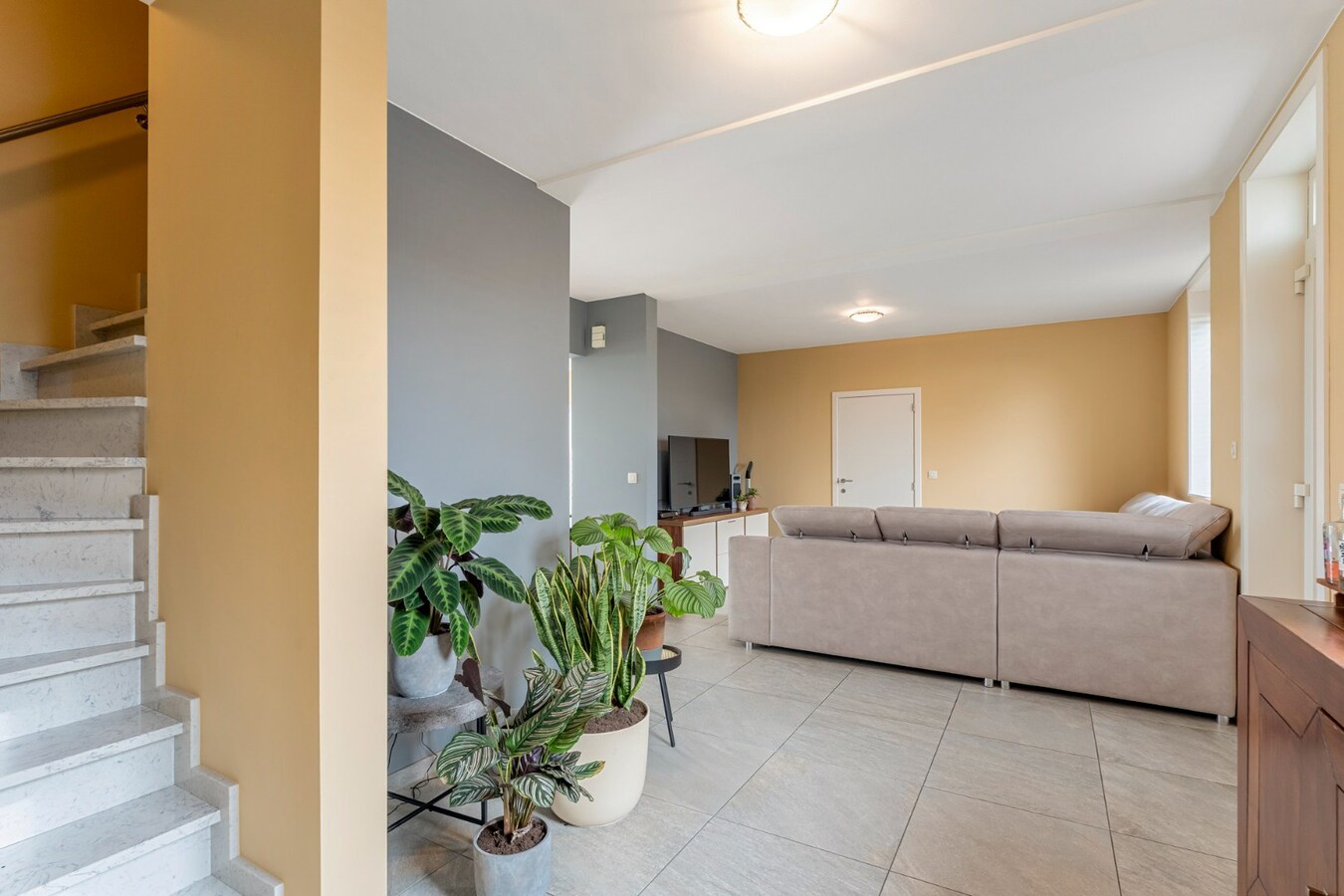 Vrijstaande, zeer verzorgde woning met aangrenzende, uitgeruste stalling/loods op een perceel van 72a14ca 