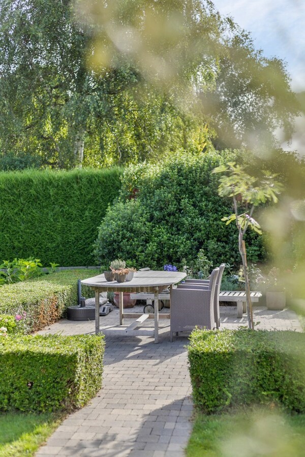 Gunstig gelegen villa met prachtig aangelegde tuin 