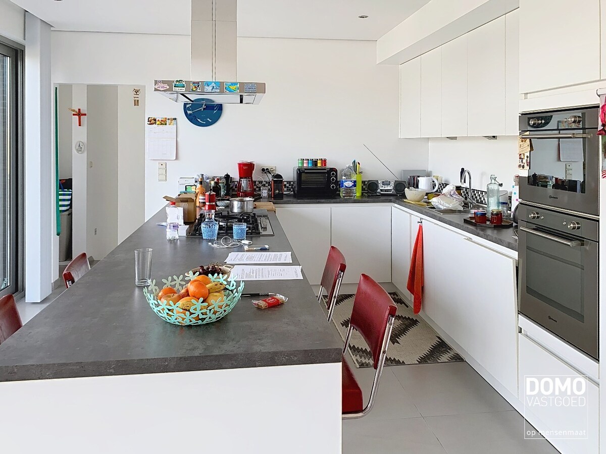 COMMERCIEEL PAND MET RUIM APPARTEMENT OP ZICHTBARE LOCATIE IN HERK-DE-STAD 