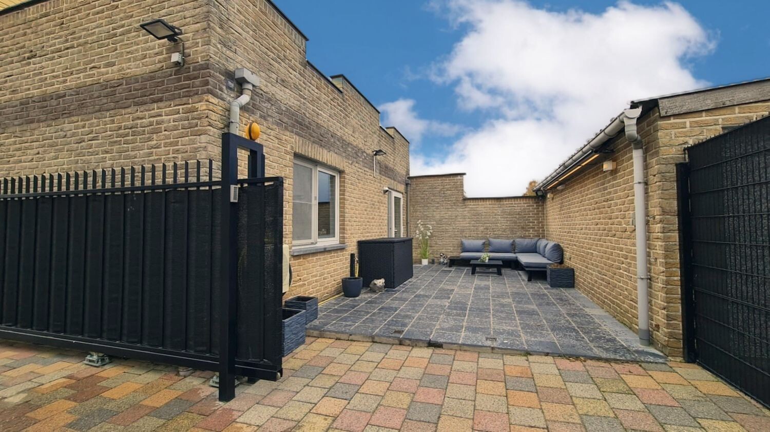 Gelijkvloers instapklaar appartement met terras en garage 