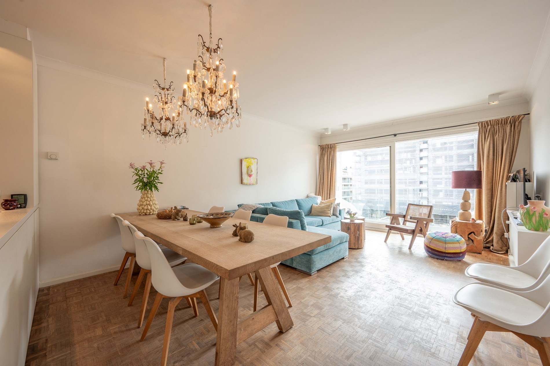 Appartement confortable avec terrasse ensoleillée et vue partielle sur la mer dans un emplacement de premier choix. 