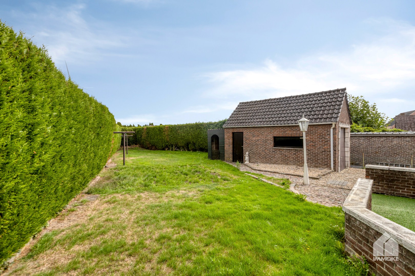 Te renoveren woning op 8a 40ca met 3 slpk en vrijstaande garage. 