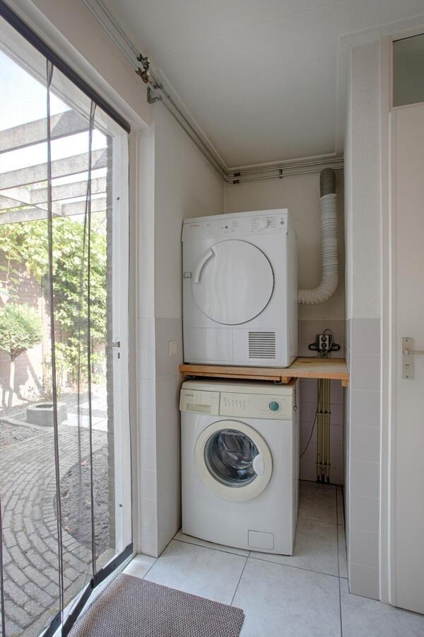 Halfvrijstaande woning met garage/carport gelegen op 275 m2 aan de Prs. Marijkestraat 7 te Bergeijk. 