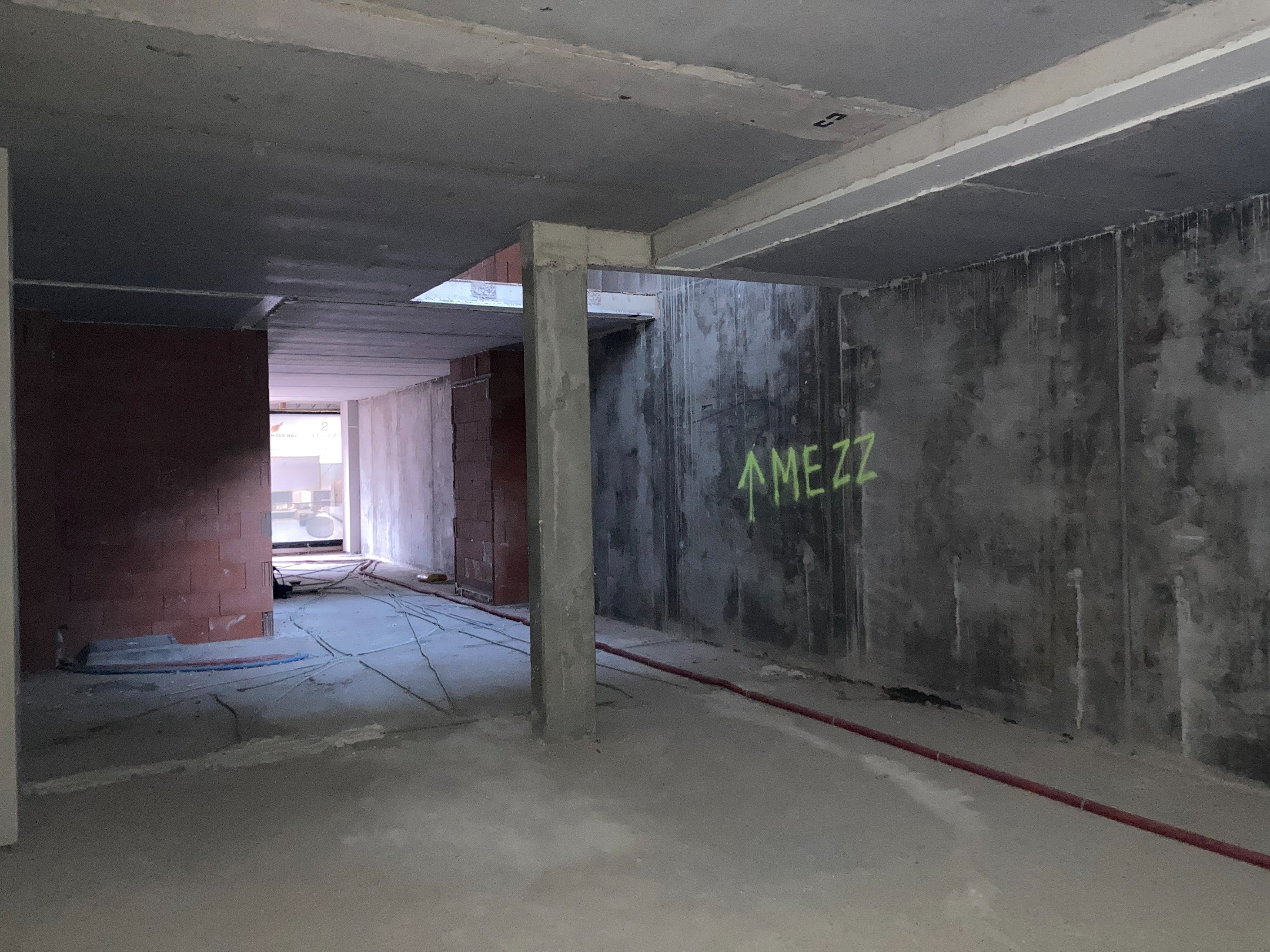 Casco winkelruimte met mezzanine met veel lichtinval gelegen  in een nieuwbouwresidentie op een toplocatie op die Lippenslaan te Knokke. 